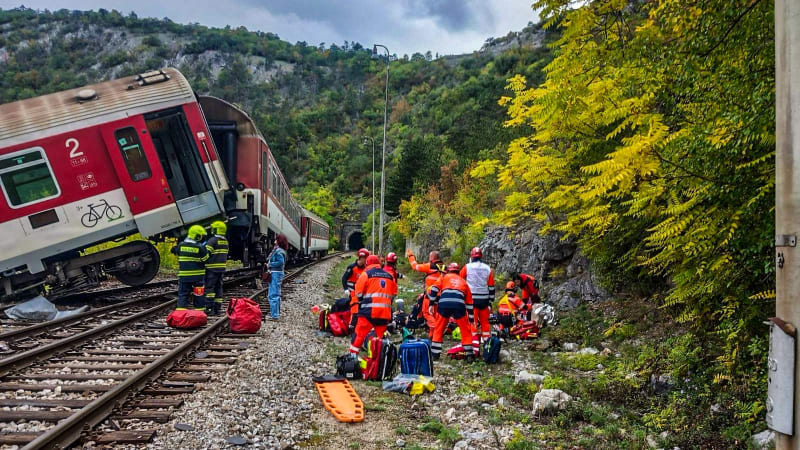 Na Slovensku se srazily rychlíky: nejméně stovka zraněných, dva jsou v kritickém stavu