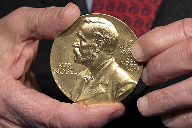 Nobelovu cenu za ekonomii získala trojice vědců, zkoumali růst i úpadek firem