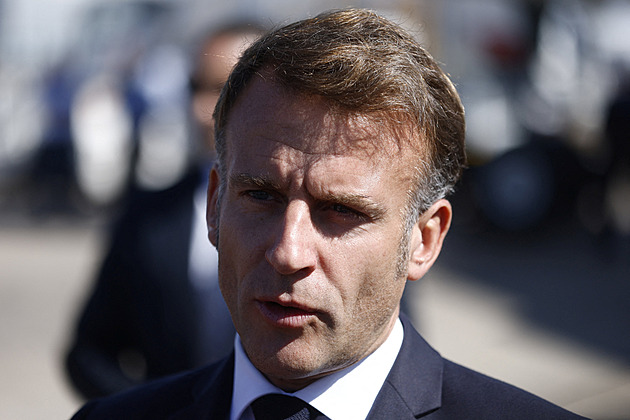 Nerezignuji, odmítl Macron výzvy opozice. Francii čeká další hlasování o důvěře vládě