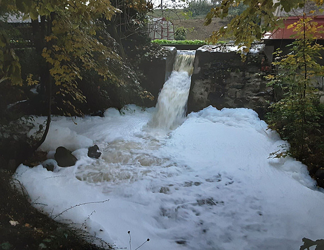 V řece Doubravě je opět hustá pěna, s hledáním viníka může pomoci veřejnost