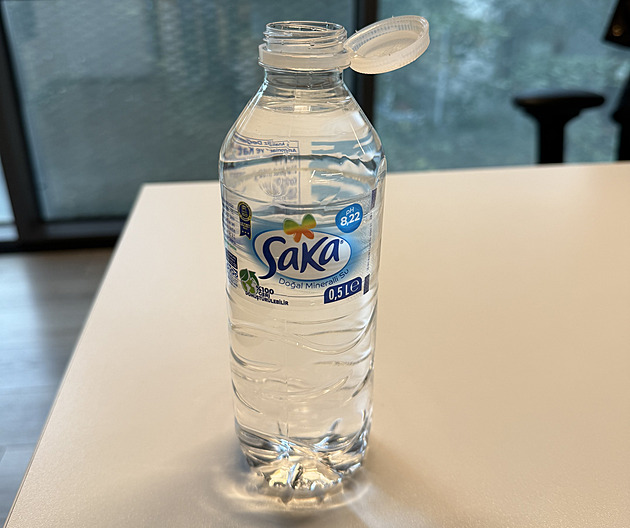 Turecko překvapuje turisty pevně připevněnými víčky láhví. Novinku řeší i místní