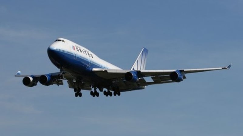 Záhadný předmět rozbil přední sklo letadla. Pilota poranil do krve, musel nouzově přistát