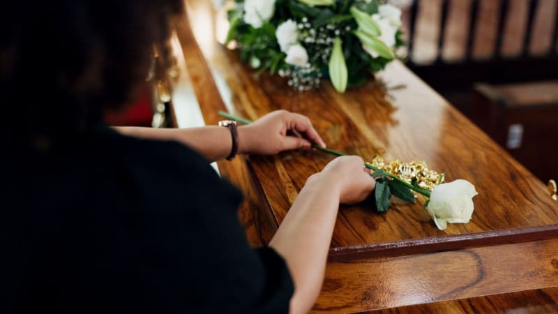 Pohřební chudoba v Česku: Ceny posledního rozloučení rostou rychleji než důchody, říká ekonom