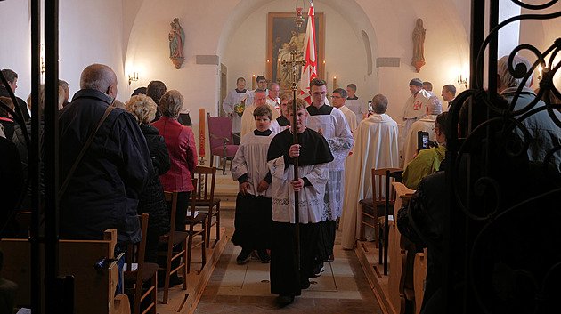 Zámek byl před zřícením, zachraňuje ho řád. Obnovenou kapli posvětil biskup