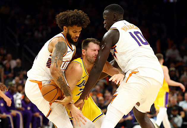 Wembanyama vyšší a vyšší, nejstarší tým historie i zranění na startu. NBA je tu