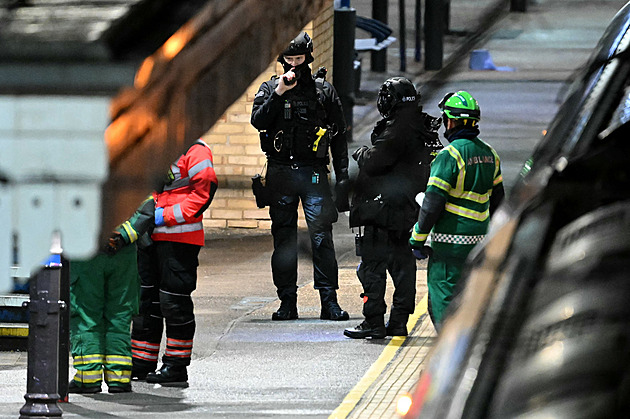 Útočníka, který pobodal lidi ve vlaku v Anglii, obvinili z 11 pokusů o vraždu