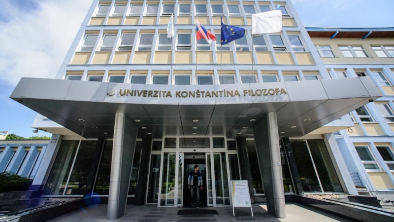 Studenty evakuovali přímo z výuky. Vyklidit museli i přilehlé nitranské koleje