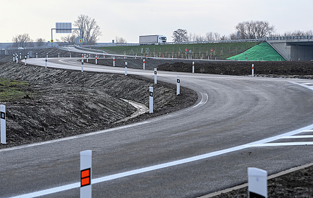 O půl roku dřív. Otevřela se spojka na D35, experti čekají méně nehod i úlevu obcím