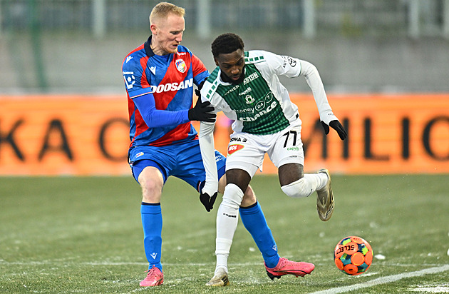 Sudí správně odvolali penaltu Plzně v Jablonci. Na Slavii ale chybovali