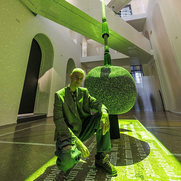 OBRAZEM: Obří kyvadlo s 60 kilogramy krystalů. Návrhář Černý vystavuje v Brně