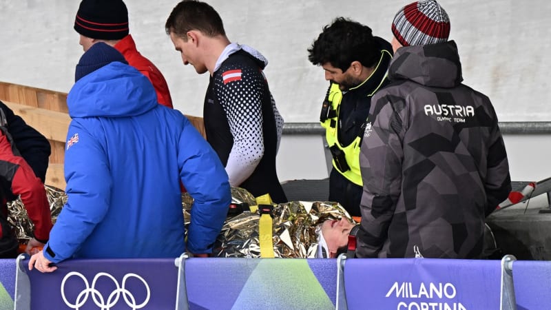 Další hrůzná nehoda na olympiádě: Po kolizi bobu musel být Rakušan odnesen na nosítkách