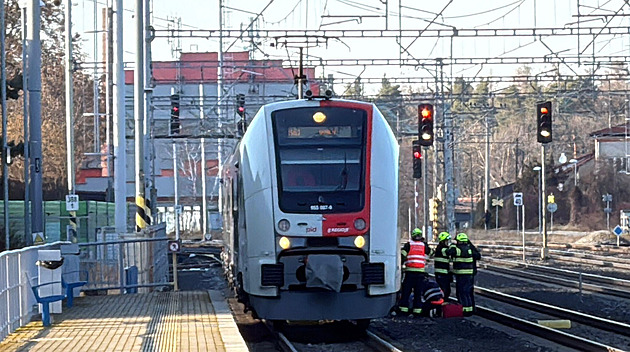 Provoz na trati v Úvalech zastavila srážka vlaku s člověkem, na místo letěl vrtulník