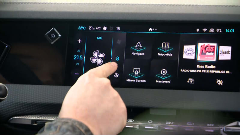 Kontrarevoluce za volantem: Vadí mobil, teď už i ovládací displej. Experti vracejí tlačítka
