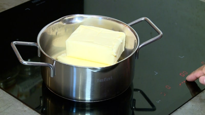 Doma za pár korun, v obchodě za několik stovek. Jak si udělat skvělé přepuštěné máslo?