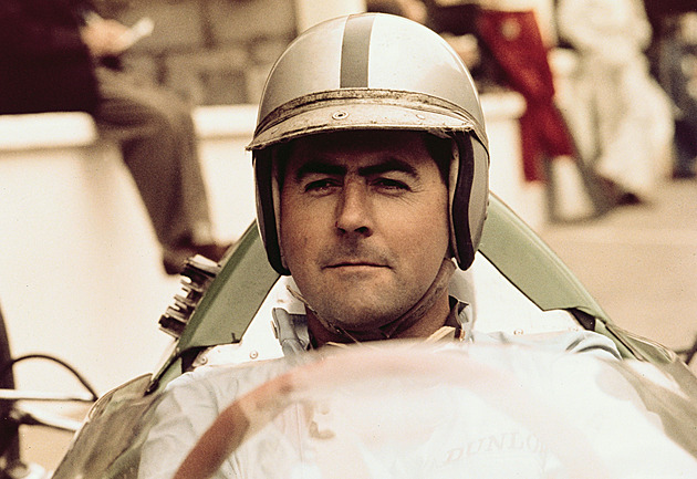 Formuli do cíle dotlačil a stal se mistrem světa. Před sto lety se narodil Jack Brabham