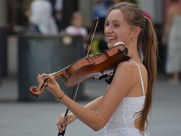 Nejen hudba, ale i tanec. Cleo válí v ulicích na housle a křepčí u toho jako víla