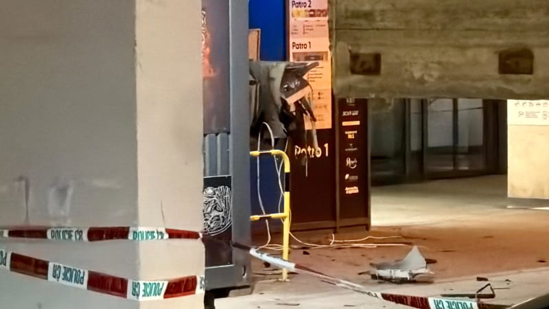 Vykradené bankomaty v Praze: Viník nejspíš použil výbušniny, na místě jsou pyrotechnici