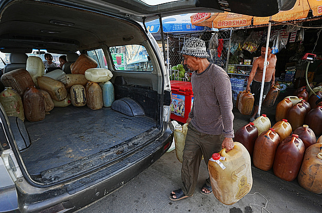 Hodiny čekal a nenatankoval: čerpadláře přejel náklaďákem. Násilí na benzinkách roste