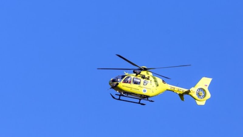 Střet auta s vlakem na Českokrumlovsku: Řidič nepřežil, hasiči evakuovali 45 lidí