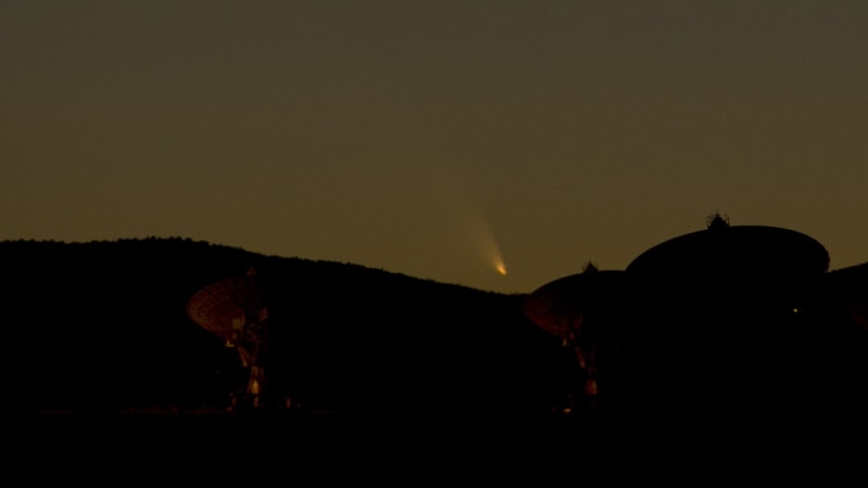 Na nebi nad Českem září unikátní kometa. Jak ji nejlépe pozorovat, než navždy zmizí?