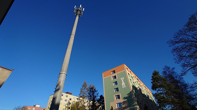 Sídliště ve Svitavách nově hyzdí vysílač. Na střechu ho dát nešlo, říká operátor