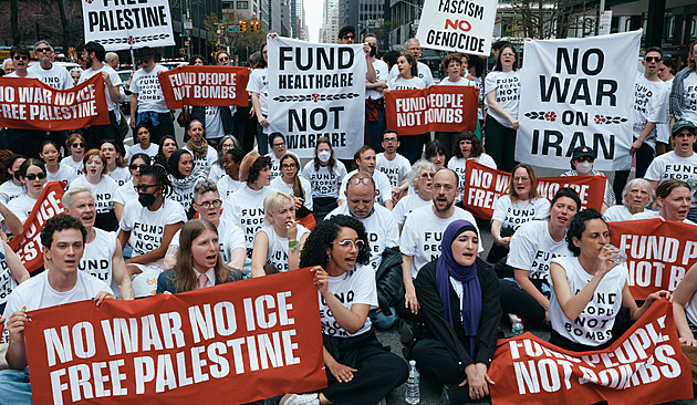 V New Yorku zatkli desítky demonstrantů proti válce v Íránu a proti podpoře Izraele