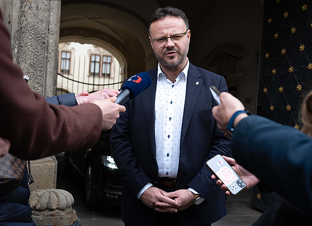 Změna financování veřejnoprávních médií je pokus o jejich ovládnutí, míní Zavoral