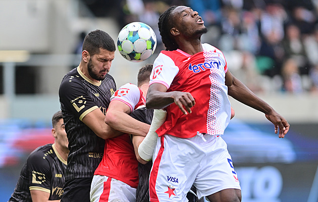 Hradec - Slavia 2:1, v nastavení rozhodl Darida z penalty, hosté měli dva vyloučené