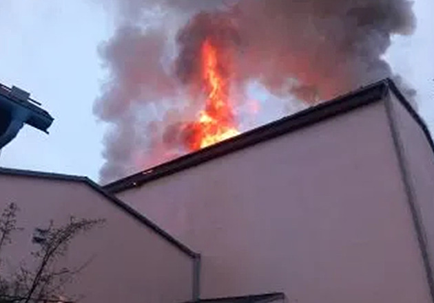 Hasiči stále zasahují u požáru ve skladu plastů, přes noc se objevila další ohniska