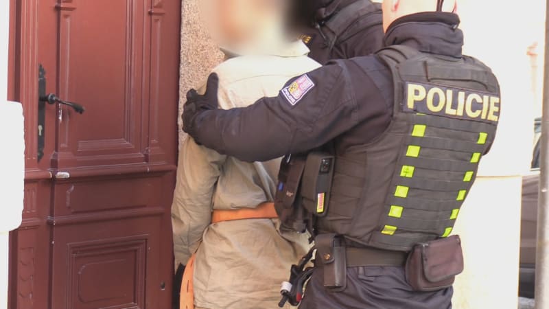 V hradeckém obchoďáku měl útočit sekáčkem, doma vyrábět dětské porno. Cizinci hrozí 20 let
