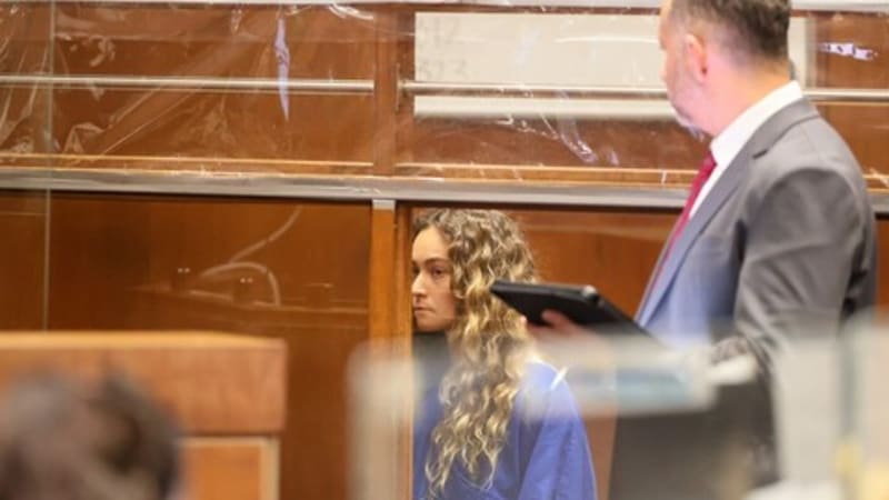 Uřízlý prst jako důkaz. Influencerka si na slavného zpěváka najímala vraha, ozval se agent FBI