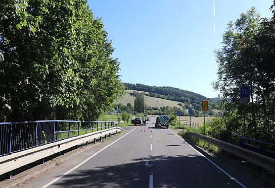 Po střetu s autem je cyklista v kritickém stavu, oživovali jej patnáct minut