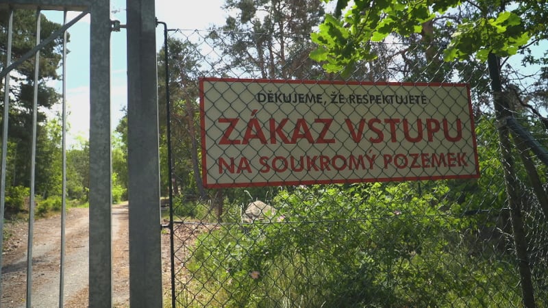 Kde za koupání hrozí pokuty? Lákají zakázaná jezera i městské kašny, policisté mají napilno
