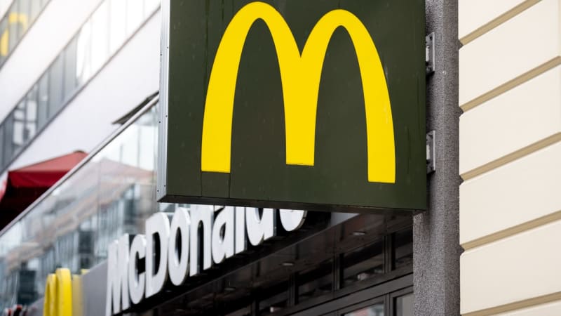 Vroucí olej chrstl útočník šéfovi v McDonald's do tváře. Na oběť se v USA skládají lidé