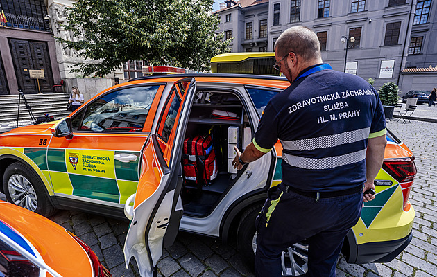 Bezpečnější, obratnější, praktičtější. Pražská záchranka převzala nové vozy
