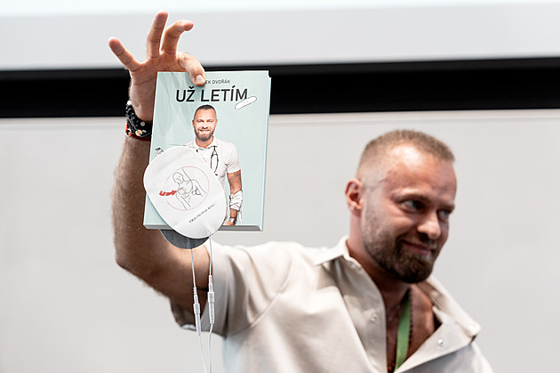 Příručka první pomoci je mým splněným snem, přiznává záchranář Dvořák