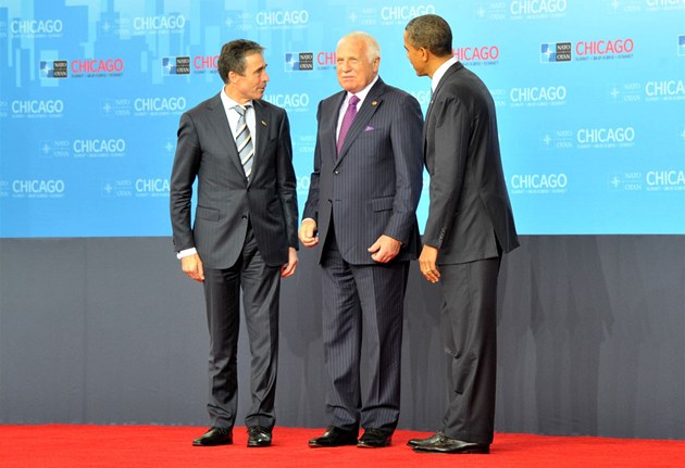 Prezident, nebo premiér? Podívejte se, koho vysílalo Česko na summity NATO