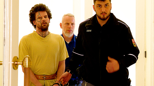 Extrémní brutalita a cynismus vraha. Známému skoro uřízl hlavu, dostal výjimečný trest