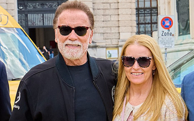 Arnold Schwarzenegger se výjimečně ukázal na veřejnosti s mladší partnerkou