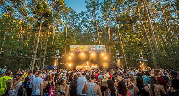 Na Máchově jezeře začne festival elektronické hudby. Vystoupí přes 50 umělců